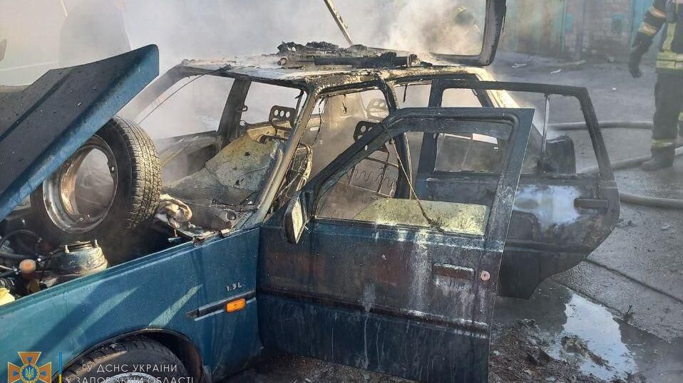 В Запорожье пострадал молодой человек, пытавшийся потушить горящее авто, - ФОТО