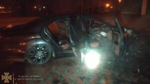 Вночі у Запоріжжі пожежники гасили палаючий «Mercedes», - ФОТО