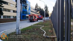 У Запоріжжі 40 рятувальників гасили пожежу в офісному приміщенні, - ФОТО