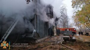 В Запорожье более 20 спасателей тушили масштабный пожар в двухэтажном здании, - ФОТО