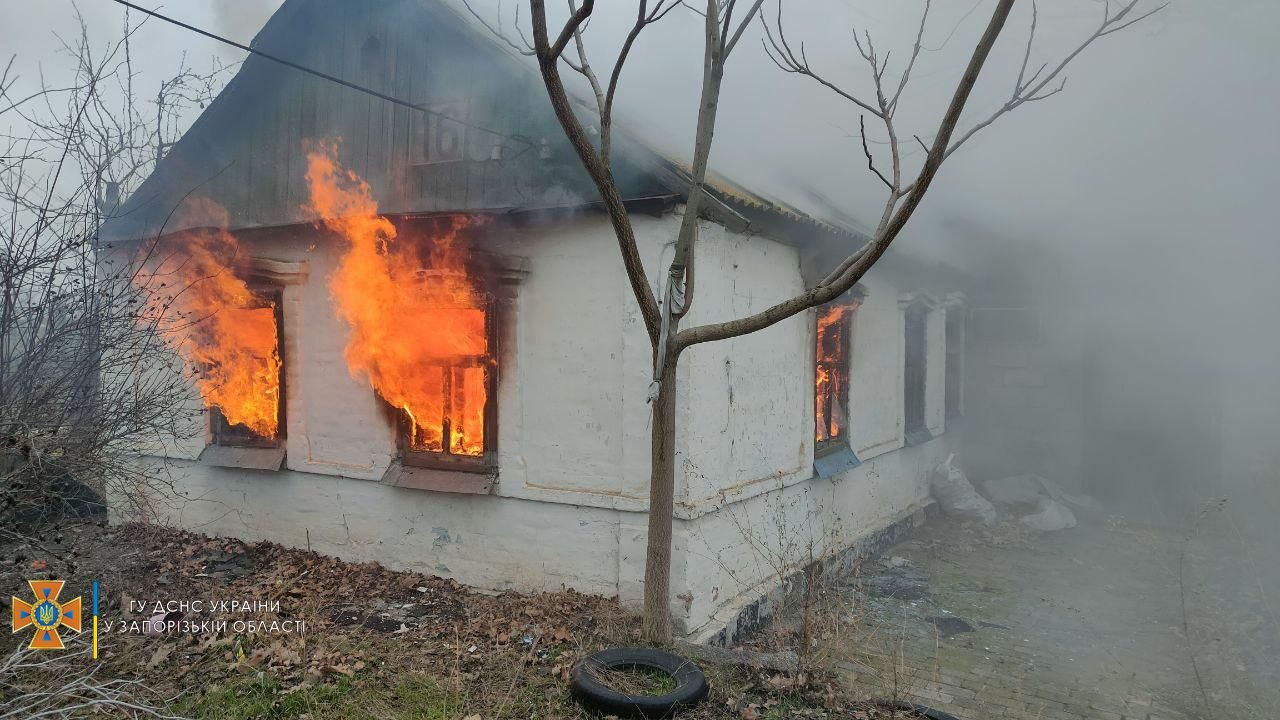 У Бердянську вогнем охопило одноповерховий приватний будинок, — ФОТО