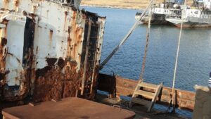 Ситуация критическая: Госэкоинспекция рассказала о подтопленном судне в бердянском порту