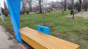 У парку в Запоріжжі з'явилися незвичайні лавки, — ФОТО