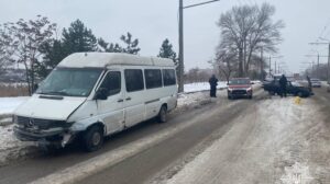 В Запорожье ЗАЗ врезался в маршрутку: кузов легковушки - вдребезги, — ФОТО
