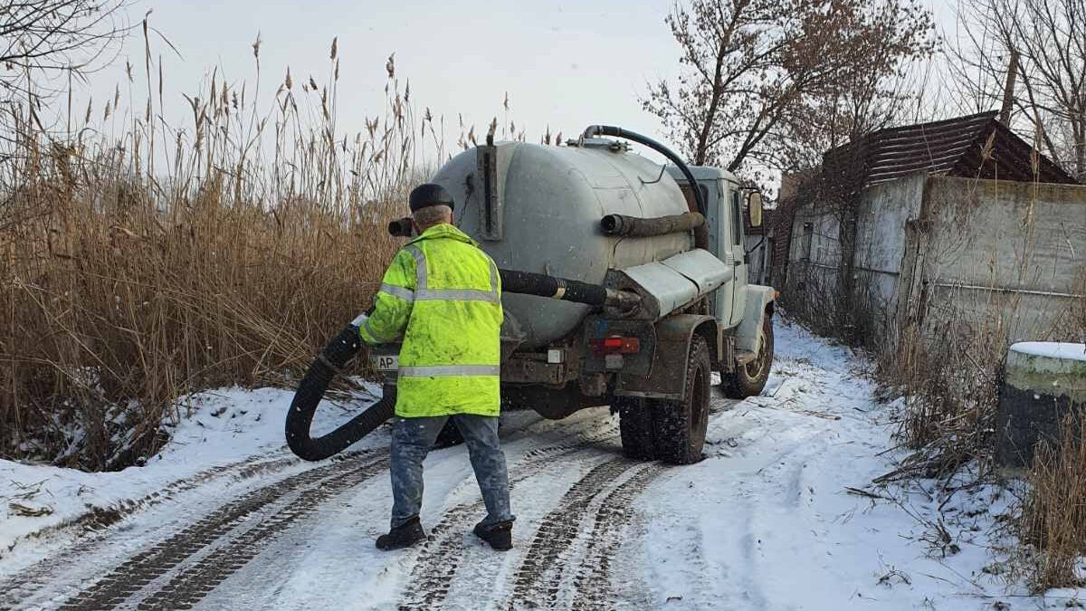 В Запорожской области поймали ассенизатора, который сливал в реку нечистоты из выгребной ямы, – ФОТО