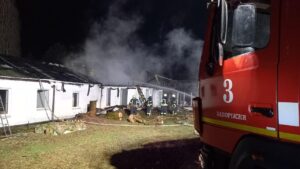 Два десятка пожарных тушили огонь в частном доме в Запорожье, — ФОТО