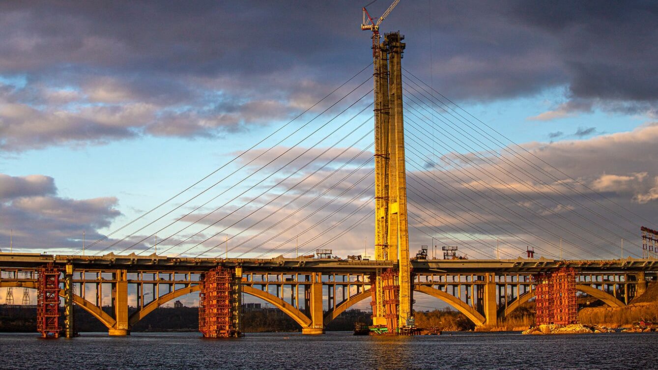 Рух вантовим мостом у Запоріжжі відкриють у січні 2022 року, – міністр інфраструктури