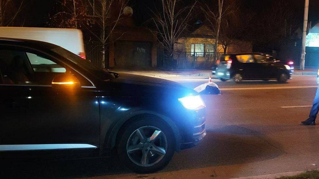 В Запоріжжі автівка на смерть збила пішохода, який перебігав дорогу у забороненому місці: поліція прокоментувала ДТП