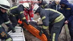В Запорожье мужчина провалился в канализационный колодец: понадобилась помощь спасателей, - ФОТО