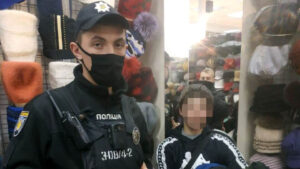В Запорожье подросток пытался украсть в торговом центре шапку и шарф