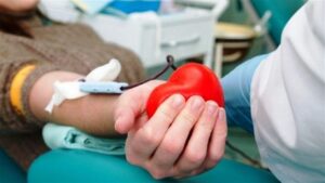 Экс-руководительницу Запорожского областного центра службы крови подозревают в продаже 270 литров плазмы