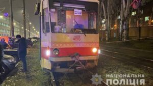 Под колесами трамвая в Запорожье погиб человек