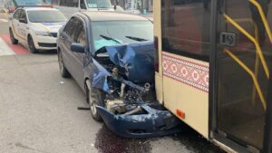У Запоріжжі на проспекті водій легковика протаранив тролейбус, – ФОТО 