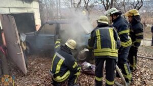 В Запорожье спасатели потушили горящее авто в гараже, - ФОТО