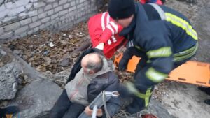 У Запоріжжі чоловік впав у колодязь теплотраси: знадобилася допомога рятувальників, – ФОТО 