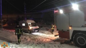 Негода у Запоріжжі: рятувальники допомогли відбуксувати дві «швидкі», - ФОТО