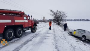 На дорогах Запорізької області 23 автомобілі застрягли у снігу: знадобилася допомога рятувальників, – ФОТО 