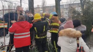 В Запорожской области подросток подскользнулся на тротуаре и проткнул ладонь металлическим забором, – ФОТО