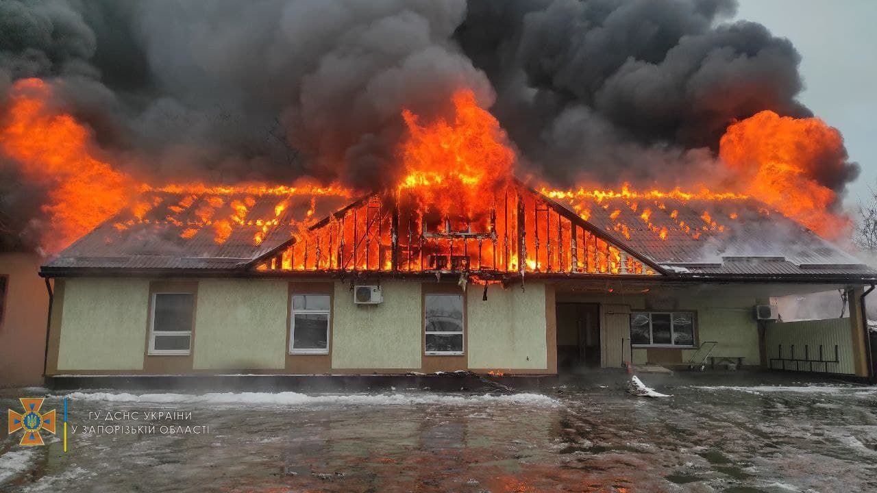 В Запорожской области произошел масштабный пожар на мебельном складе, - ФОТО