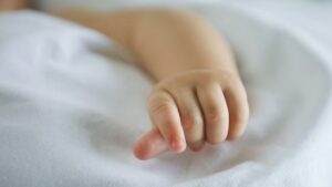 У Запоріжжі на батьків померлого малюка з вини лікарів, відкрили дві кримінальні справи
