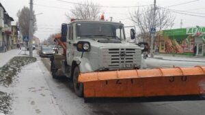 Снегопад в Запорожье: 50 единиц техники и 90 коммунальщиков борются с последствиями непогоды, - ФОТО