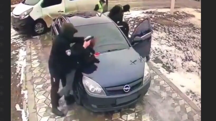 Житель Запорізької області імітував затримання своєї дівчини поліцією, щоб зробити їй пропозицію, - ВІДЕО