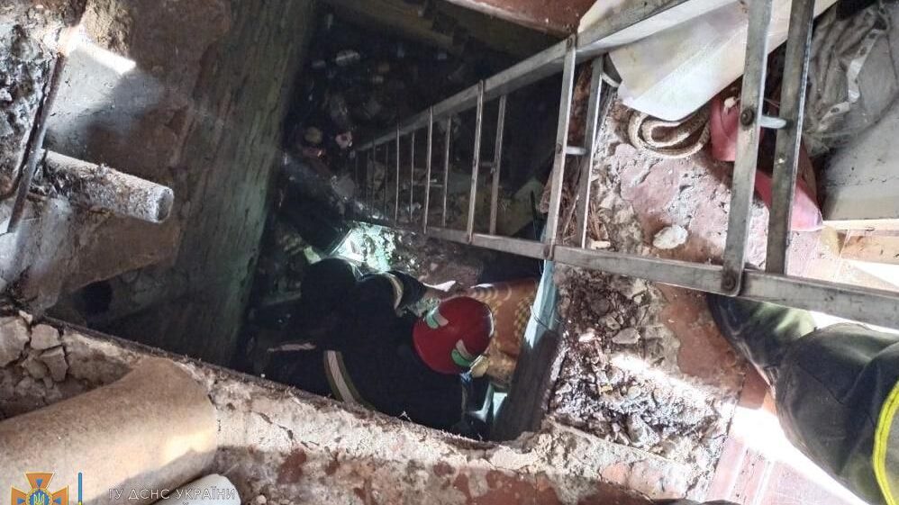 В Запорізькій області чоловік впав у підвал та застряг у ньому