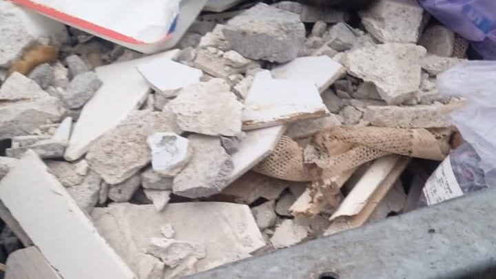 В Запорожье неизвестные сбросили в мусорные баки строительный хлам, — ФОТО