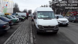 Маршрутчика оштрафовали за неправильную парковку рядом с рынком в Запорожье