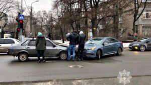 В центральной части Запорожья столкнулись две легковушки: водители обошлись без помощи полицейских