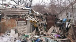 На Запоріжжі медики не змогли потрапити до хворої жінки, бо її будинок до стелі завалений сміттям, — ФОТО