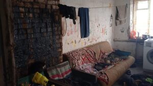 В Мелитополе работники соцслужбы несколько месяцев не могли попасть в дом, в котором в антисанитарных условиях жили трое детей