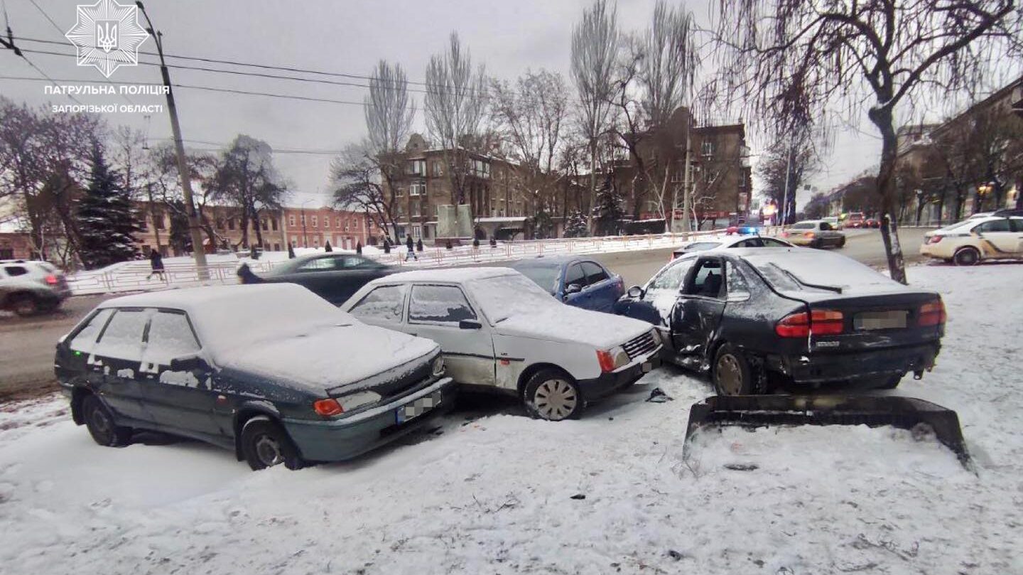 На проспекте в Запорожье четыре автомобиля попали в ДТП: три из них были припаркованы, — ФОТО