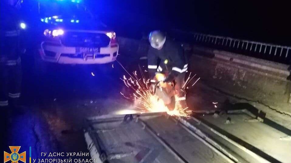 В Запорожской области Mercedes-Benz заблокировал часть дороги, наехав на отбойник, — ФОТО