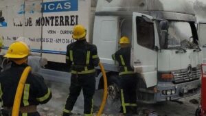Десятеро пожарных тушили огонь в грузовике в Запорожье, — ФОТО