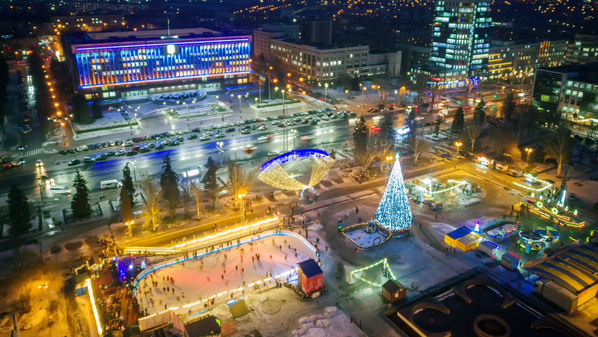 Запорізький фотограф показав, як казково виглядає новорічна площа Фестивальна з висоти польоту, – ФОТО