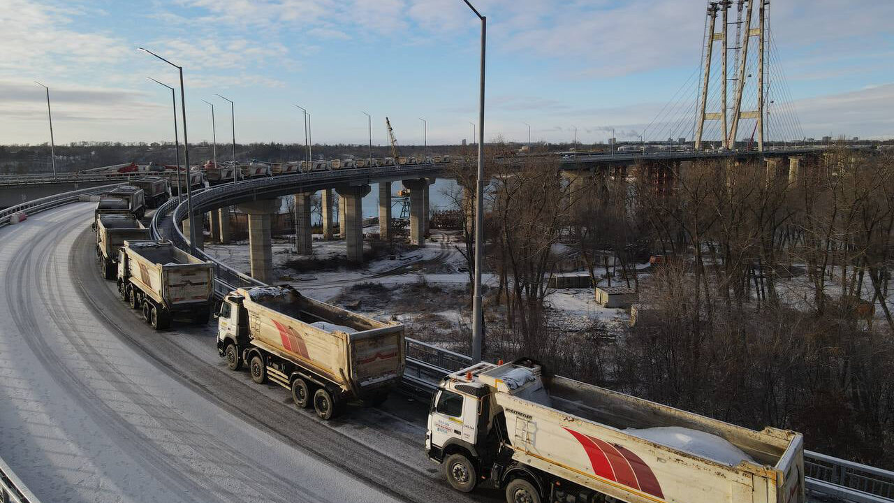 В Запорожье новый вантовый мост проверяют на прочность 30 грузовиков, – ФОТО
