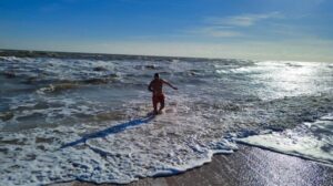 На курорті у Запорізькій області чоловік відкрив купальний сезон в Азовському морі, - ВІДЕО