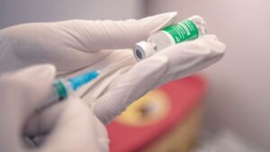 МОЗ одобрило бустерные прививки для взрослого населения