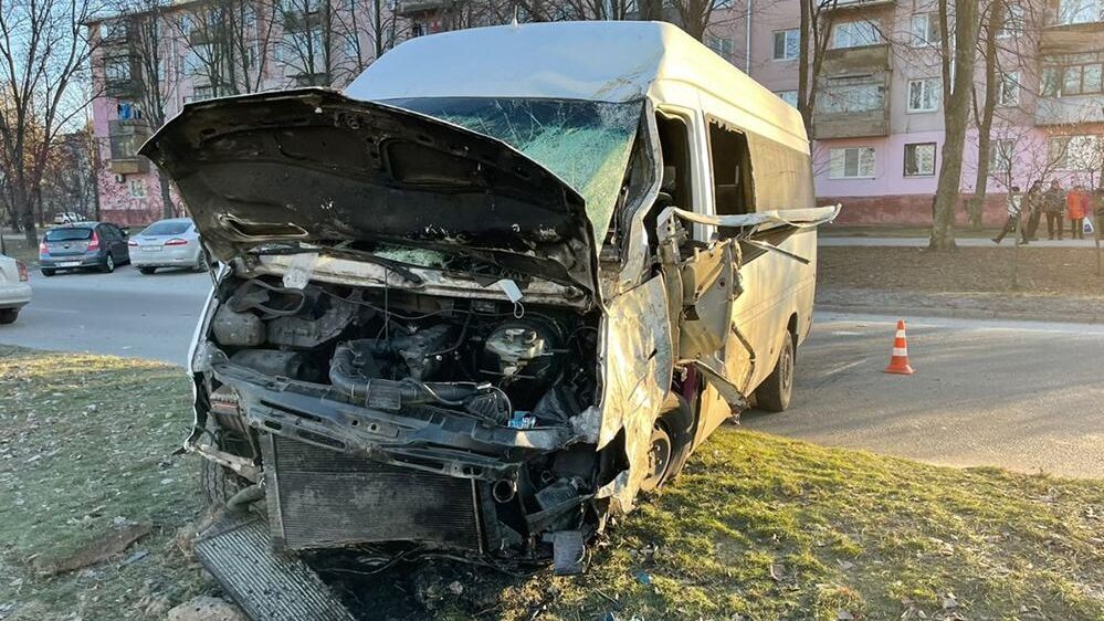 Умер водитель маршрутки, влетевший в столб на Космосе в Запорожье