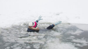 В Запорожской области подростки в парке провалились под лед, испытывая его на прочность, - ВИДЕО