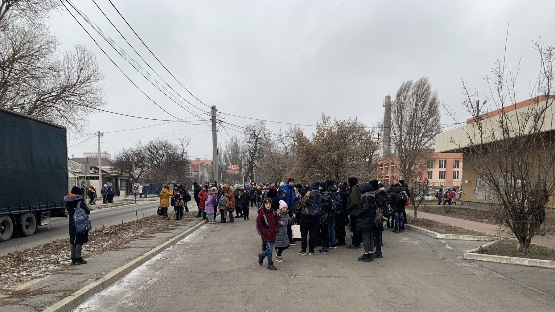 В Бердянске снова поступило сообщение о минировании школ: эвакуировали персонал и учителей