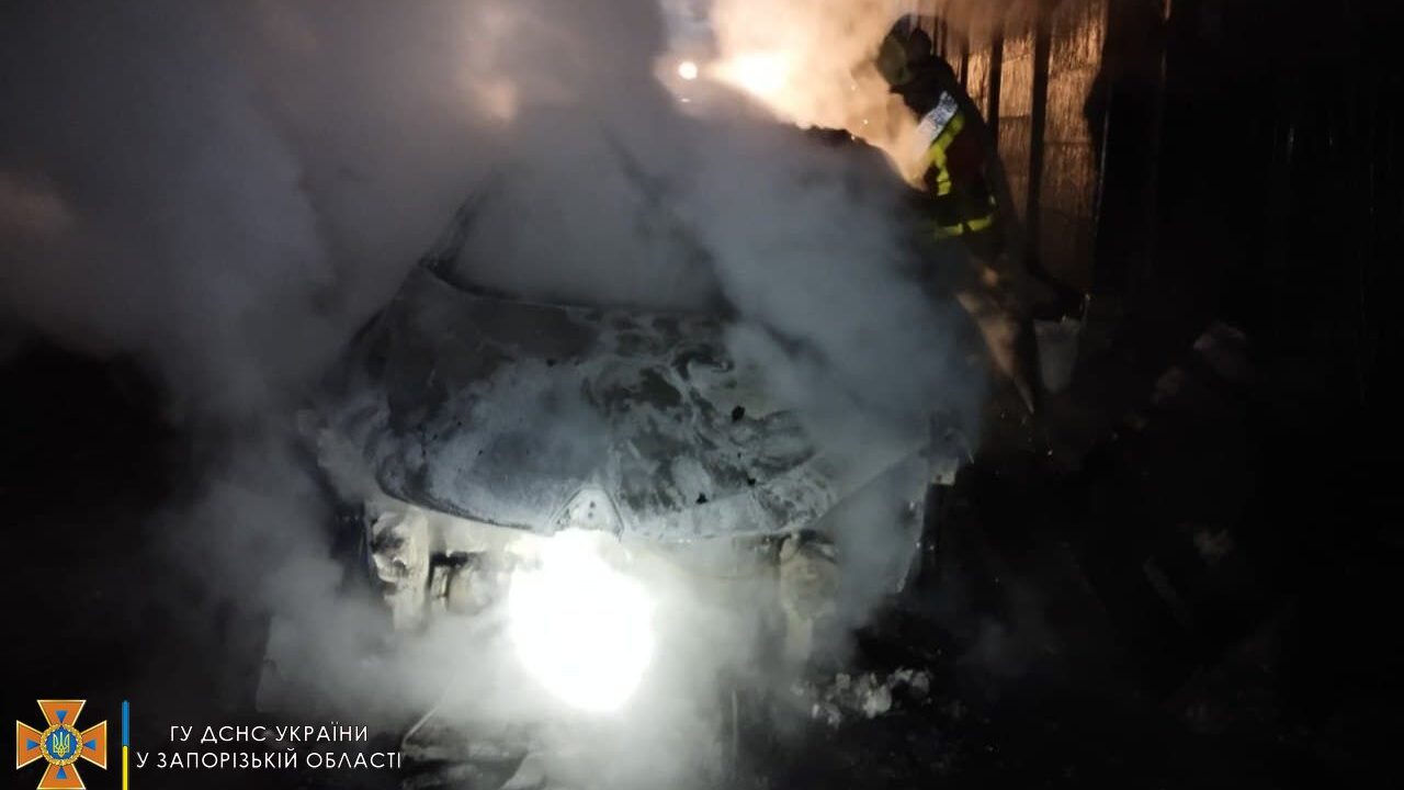 Рано утром в Запорожье девять спасателей тушили горящую иномарку, - ФОТО