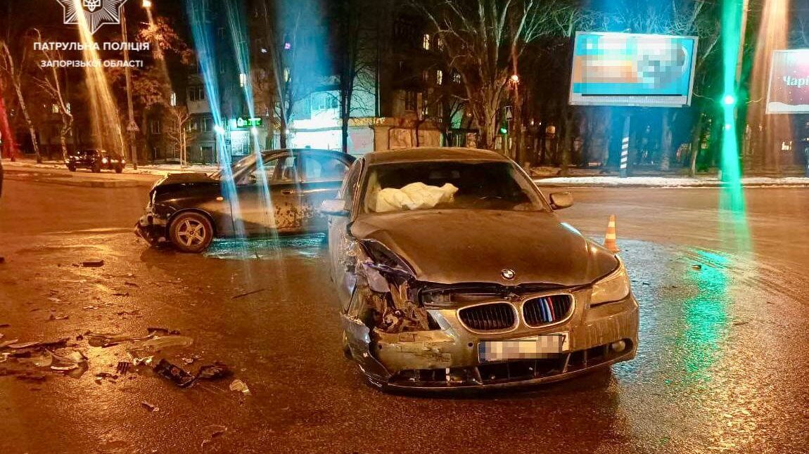 В Запорожье на перекрестке женщина спровоцировала ДТП: разбиты два авто, - ФОТО