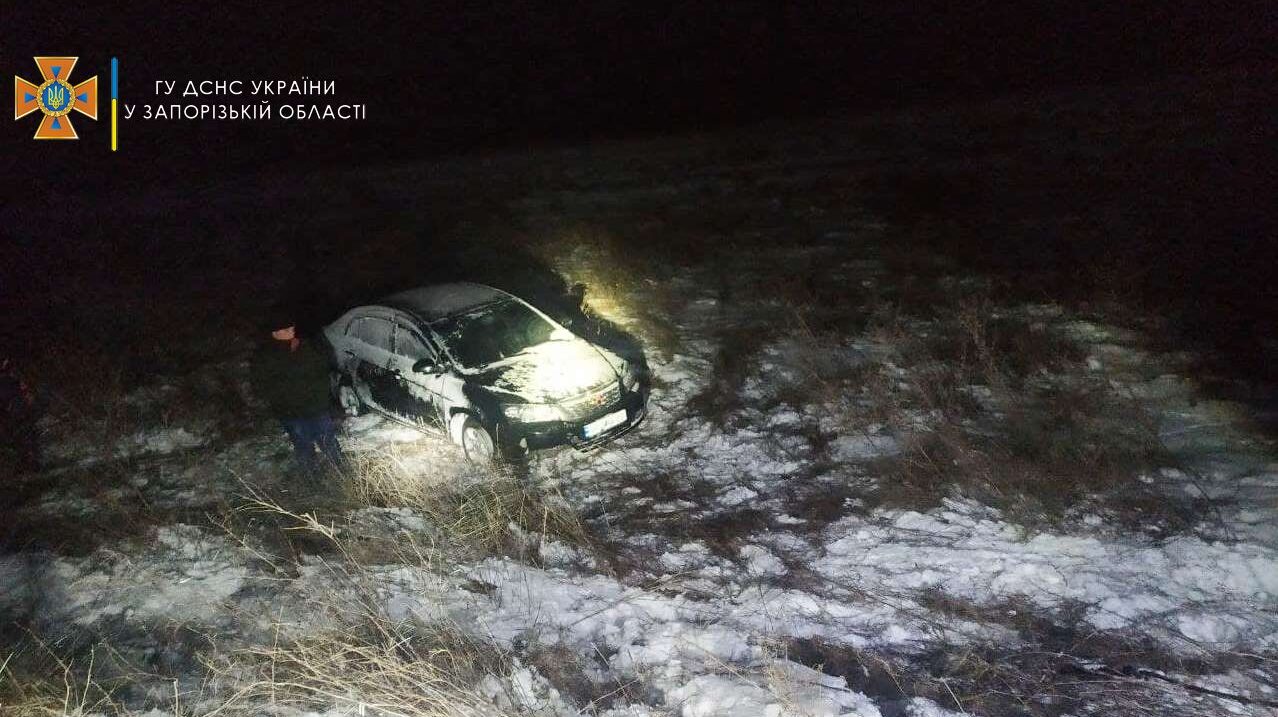 За последние сутки в Запорожской области шесть водителей стали заложниками непогоды, - ФОТО