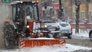 Снег в Запорожье: на дорогах города работают 55 единиц техники и 77 коммунальщиков