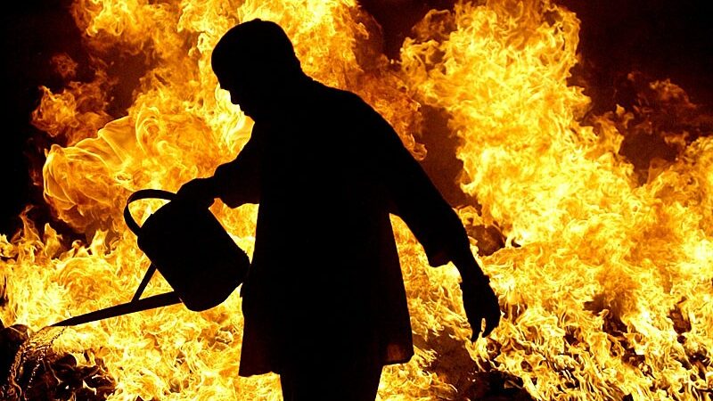 Облили бензином і підпалили: у Запоріжжі невідомі здійснили напад на будинок адвоката, – ВІДЕО 