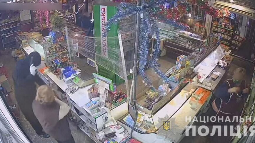 У Запоріжжі спіймали чоловіків, які із пістолетом пограбували магазин, — ФОТО
