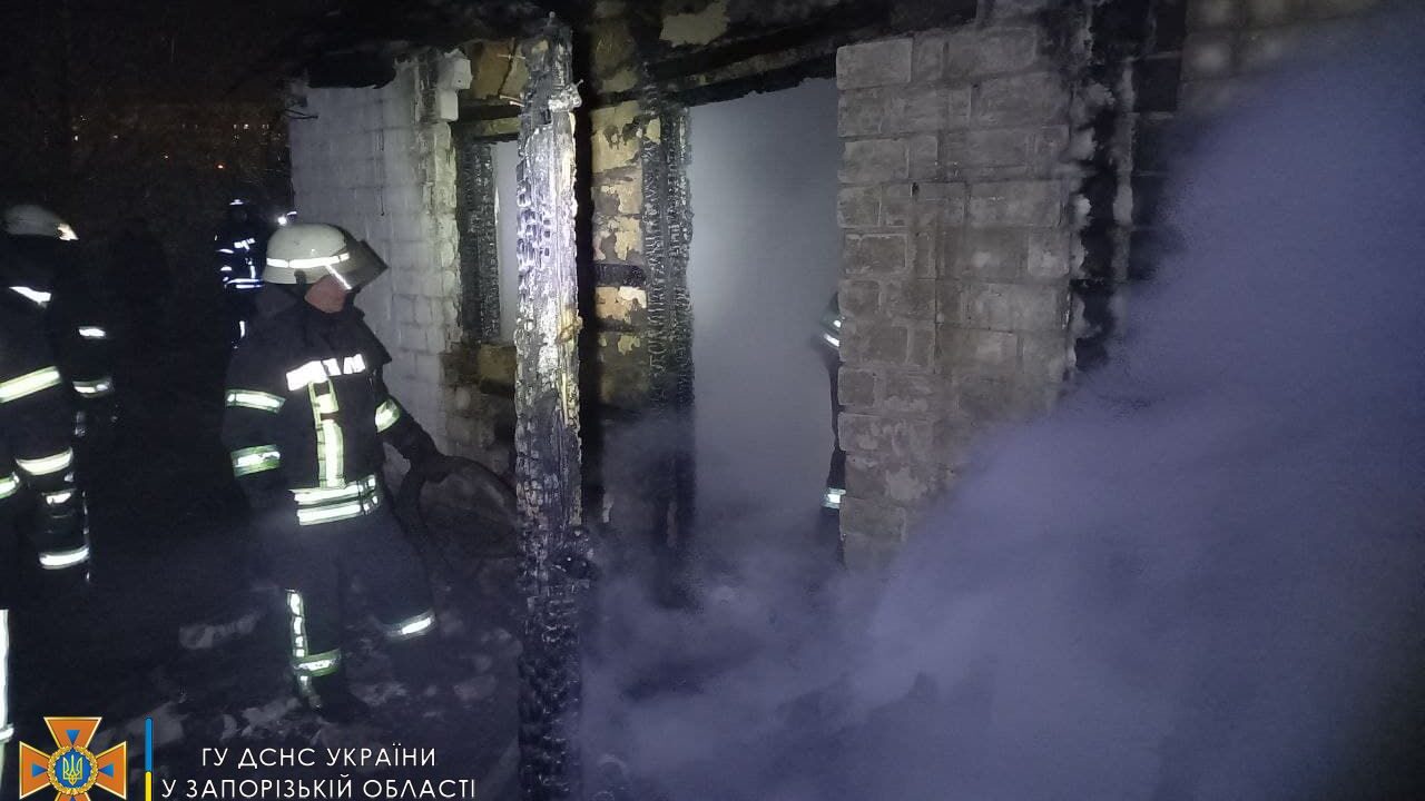 В Запорожье по неизвестным причинам произошел пожар в доме: погибли 7-летний ребенок и взрослый мужчина, — ФОТО