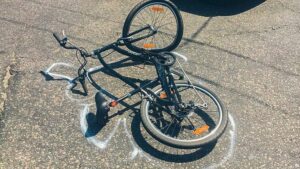 В Запорожской области велосипедист сбил мужчину